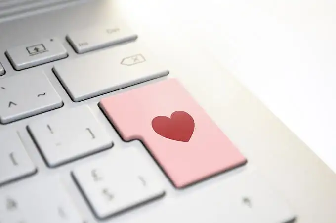 Online Dating Scammers: 10 Red Flags To Spot & Avoid Them